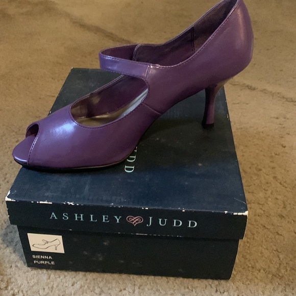 Shoes - Picture 3 of 4